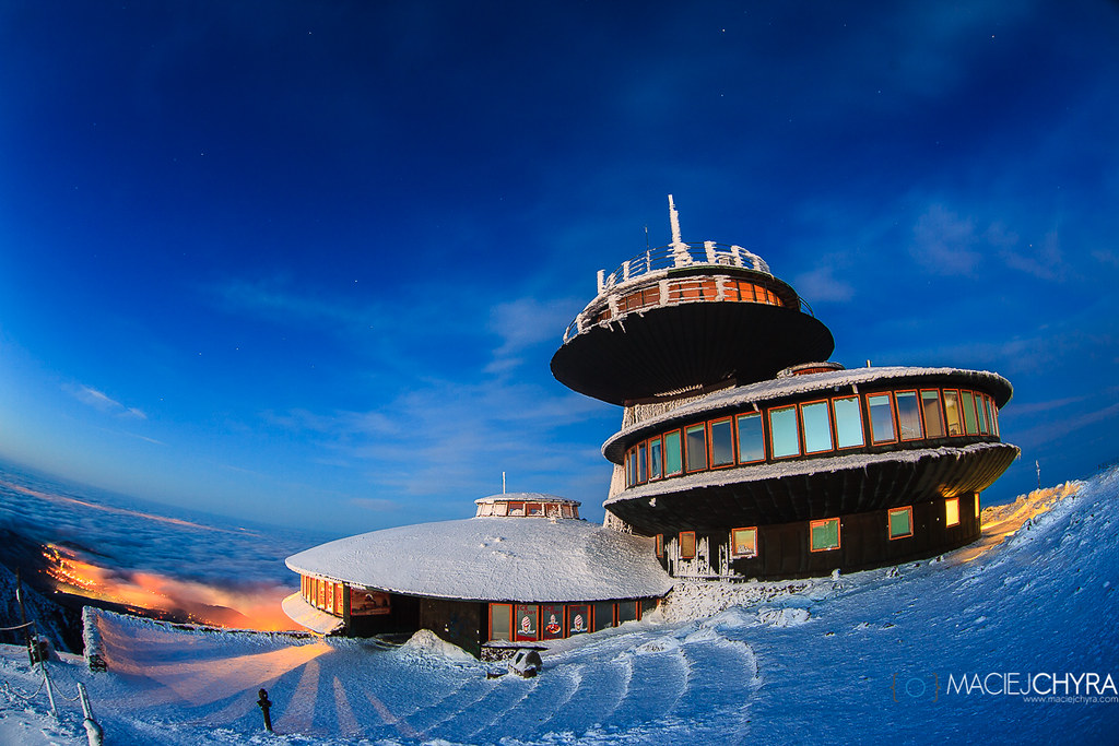 Stacja meteorologiczna nocą